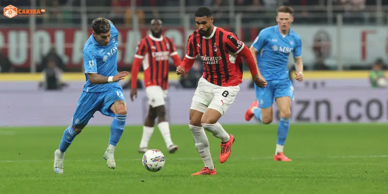 Các cầu thủ pressing quyết liệt trong trận Napoli vs Milan Serie A