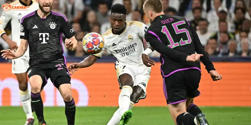 Các cầu thủ pressing quyết liệt trong trận Real Madrid vs Bayern Munich kịch tính